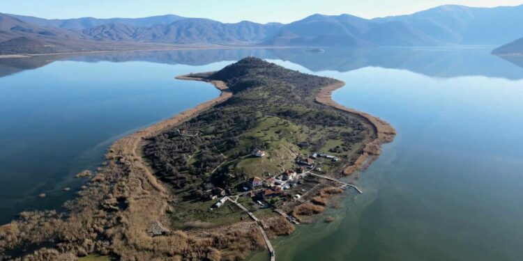 Άγιος Αχίλλειος: Γνωρίστε το παραμυθένιο νησάκι της Μικρής Πρέσπας