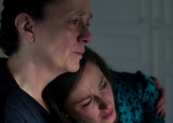 Η Σοφία μιλά στην Πετρούλα για τον βιασμό της