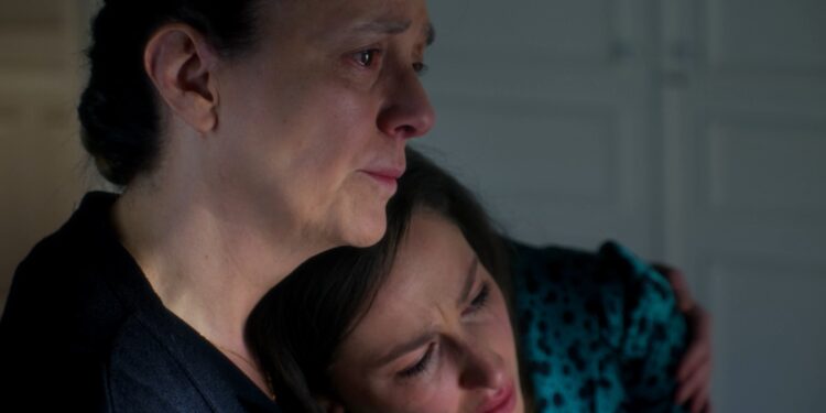 Η Σοφία μιλά στην Πετρούλα για τον βιασμό της