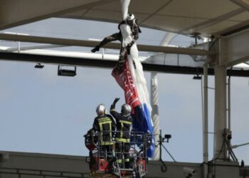 Γαλλία: Καρέ καρέ η στιγμή που αλεξιπτωτιστής… μπλέκεται στην οροφή του Stade De France