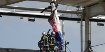 Γαλλία: Καρέ καρέ η στιγμή που αλεξιπτωτιστής… μπλέκεται στην οροφή του Stade De France