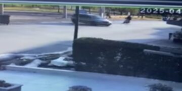 Αχαΐα: Ασυνείδητος οδηγός κάνει αναστροφή, ρίχνει στον δρόμο επιβάτες μηχανής και εγκαταλείπει το σημείο