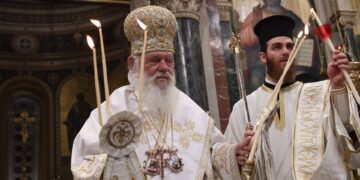 Η παράδοση του Αγίου Φωτός στους πιστούς και το «Χριστός Ανέστη»