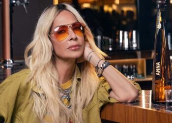 Βάζει… φωτιά με τη σιλουέτα της στις παραλίες των Φιλιππίνων