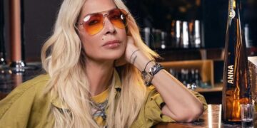 Βάζει… φωτιά με τη σιλουέτα της στις παραλίες των Φιλιππίνων