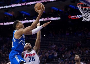 Οι Μπακς «καθάρισαν» τους Σίξερς με «διαστημικό» Αντετοκούνμπο