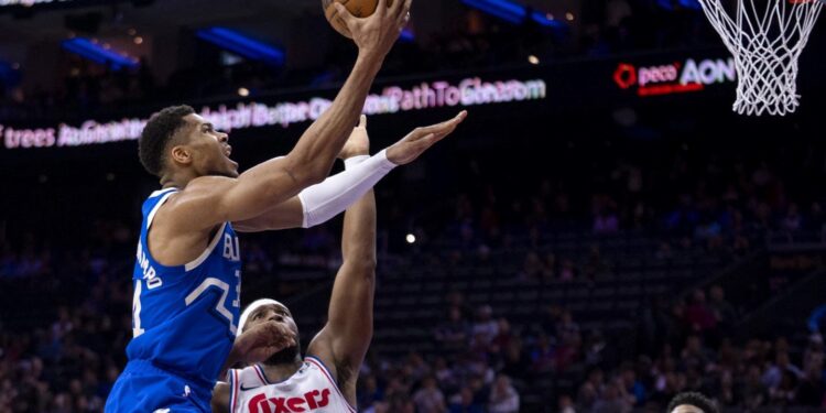 Οι Μπακς «καθάρισαν» τους Σίξερς με «διαστημικό» Αντετοκούνμπο