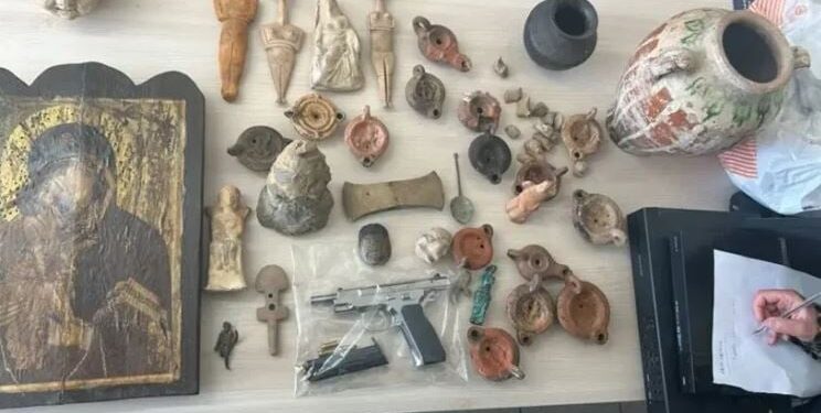 Μεγάλο κύκλωμα αρχαιοκάπηλων: Εντοπίστηκαν περισσότερα από 40 ειδώλια και αντικείμενα, 6 συλλήψεις