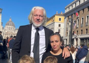 Στη Ρώμη για την κηδεία του Πάπα Φραγκίσκου ο Τζούλιαν Ασάνζ