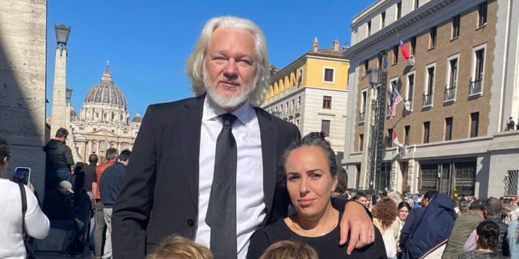 Στη Ρώμη για την κηδεία του Πάπα Φραγκίσκου ο Τζούλιαν Ασάνζ