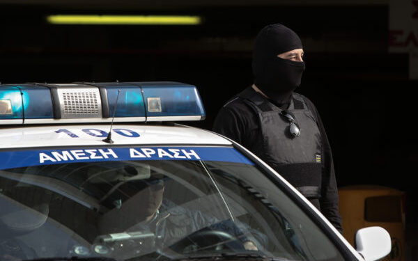 Έκρηξη εμπρηστικού μηχανισμού σε είσοδο ψητοπωλείου