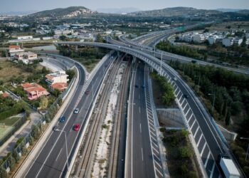 Επεσαν χώματα στην Αττική Οδό στο ύψος του κόμβου Ηρακλείου
