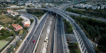 Επεσαν χώματα στην Αττική Οδό στο ύψος του κόμβου Ηρακλείου