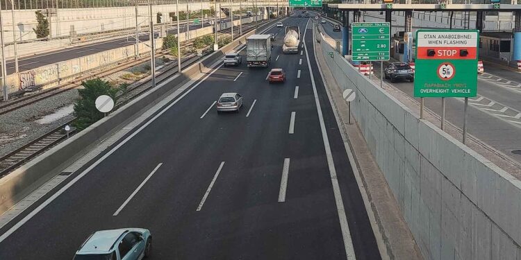 Καραμπόλα τριών οχημάτων στην Αττική Οδό