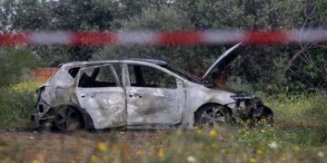 Βίντεο από την στιγμή που το αυτοκίνητο των δραστών έχει τυλιχθεί στις φλόγες 