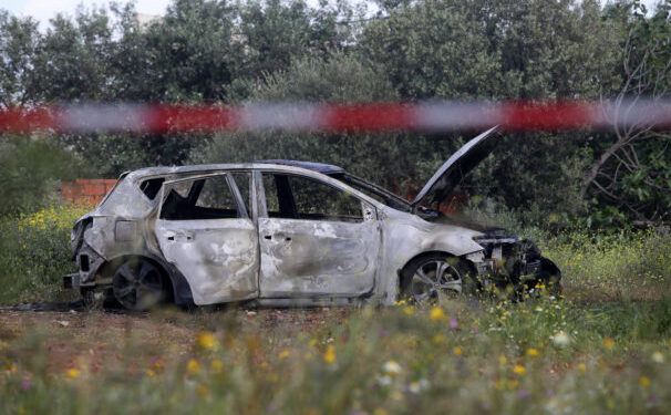 Βίντεο από την στιγμή που το αυτοκίνητο των δραστών έχει τυλιχθεί στις φλόγες 