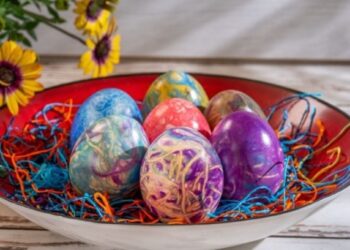 Βάψιμο αυγών: Αντί για βαφή μπορείτε να χρησιμοποιήσετε κλωστές