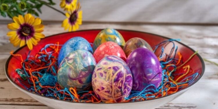 Βάψιμο αυγών: Αντί για βαφή μπορείτε να χρησιμοποιήσετε κλωστές