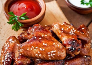 Συνταγή για φτερούγες κοτόπουλου στο air fryer με μέλι και σουσάμι