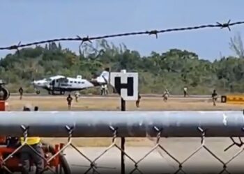 Αεροπειρατεία σε πτήση εσωτερικού – Επιβάτης πυροβόλησε και σκότωσε τον δράστη