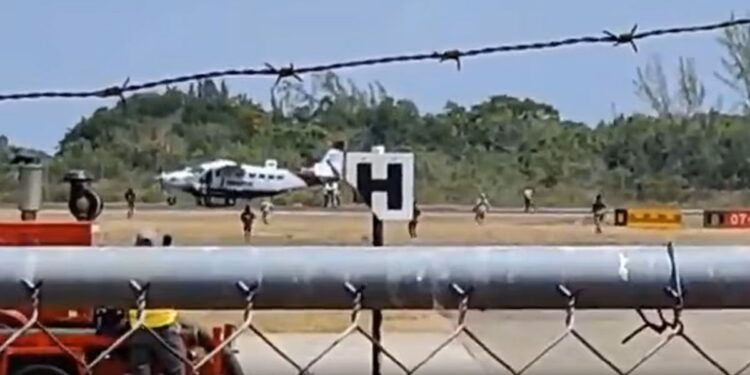 Αεροπειρατεία σε πτήση εσωτερικού – Επιβάτης πυροβόλησε και σκότωσε τον δράστη