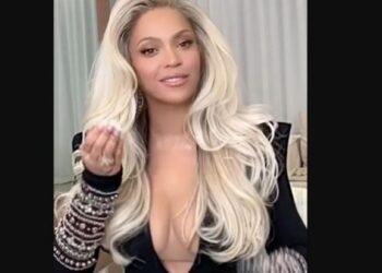 Με εντυπωσιακό ντεκολτέ σε διαφήμιση για προϊόντα μαλλιών