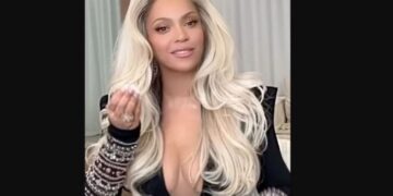 Με εντυπωσιακό ντεκολτέ σε διαφήμιση για προϊόντα μαλλιών