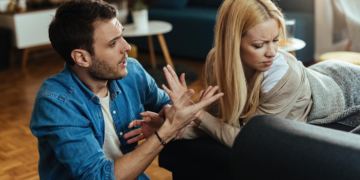 Οι 7 φράσεις που χρησιμοποιούν οι τοξικοί συγγενείς για να σας γεμίσουν ενοχές ή να σας ελέγξουν