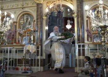 Χίος: Πραγματοποιήθηκε η Πρώτη Ανάσταση στην Παναγία Ευαγγελίστρια από τον «ιπτάμενο ιερέα»