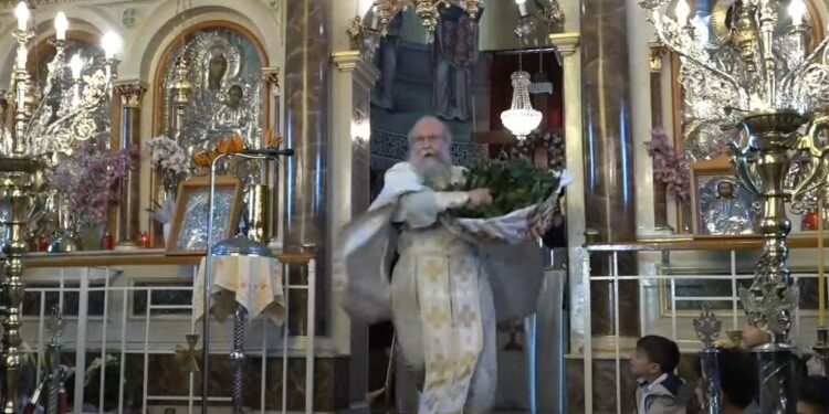 Χίος: Πραγματοποιήθηκε η Πρώτη Ανάσταση στην Παναγία Ευαγγελίστρια από τον «ιπτάμενο ιερέα»