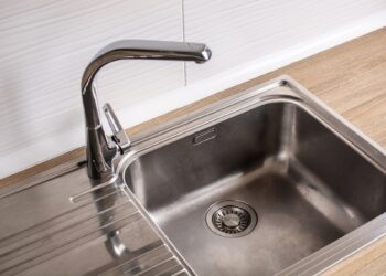 Το Νο1 υλικό που είναι πιο αποτελεσματικό από το ξύδι και τη μαγειρική σόδα για να τους ξεβουλώσετε