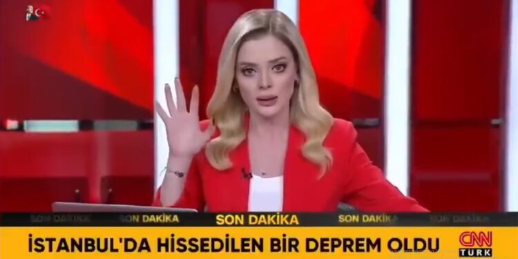 Βίντεο: Η στιγμή του σεισμού κατά τη διάρκεια εκπομπής του CNN Turk