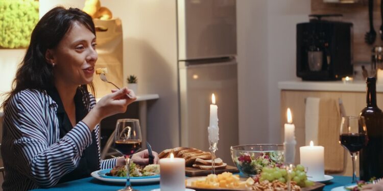 Η Νο1 συμβουλή για το δείπνο που δίνει διατροφολόγος σε όσους δυσκολεύονται να κοιμηθούν