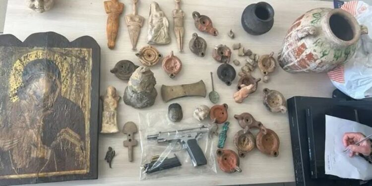 Κρήτη: Έξι οι συλλήψεις για την υπόθεση αρχαιοκαπηλίας – Εντοπίστηκαν πάνω από 40 αντικείμενα