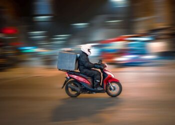 Θεσσαλονίκη: Διανομέας δέχθηκε άγρια επίθεση από άγνωστο