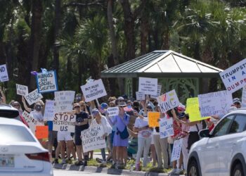 ΗΠΑ: Μαζικές διαδηλώσεις κατά Ντόναλντ Τραμπ και Έλον Μασκ σε σχεδόν όλες τις πολιτείες