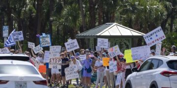 ΗΠΑ: Μαζικές διαδηλώσεις κατά Ντόναλντ Τραμπ και Έλον Μασκ σε σχεδόν όλες τις πολιτείες