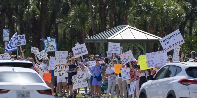 ΗΠΑ: Μαζικές διαδηλώσεις κατά Ντόναλντ Τραμπ και Έλον Μασκ σε σχεδόν όλες τις πολιτείες