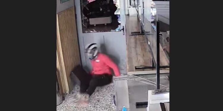 Ρόδος: Γκαφατζής διαρρήκτης μπούκαρε σε ψητοπωλείο, γλίστρησε, «έφαγε» τούμπα και του έπεσε και το κινητό