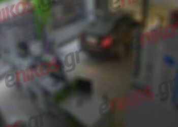 Σαλαμίνα: Η στιγμή που διαρρήκτες «μπουκάρουν» με αυτοκίνητο σε φαρμακείο