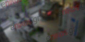 Σαλαμίνα: Η στιγμή που διαρρήκτες «μπουκάρουν» με αυτοκίνητο σε φαρμακείο