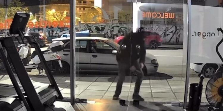 Διαρρήκτης αλά… Τομ Κρουζ μπαίνει μπουσουλώντας σε γυμναστήριο στη Θεσσαλονίκη