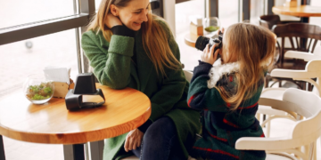 Ο σύντροφός της την απαξίωσε ως μητέρα σε εστιατόριο