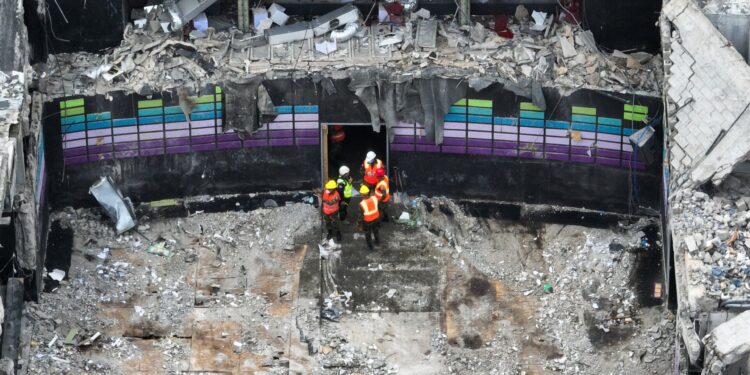 Τερματίστηκαν οι έρευνες μετά την κατάρρευση στέγης νυχτερινού κέντρου- Στους 221 οι νεκροί