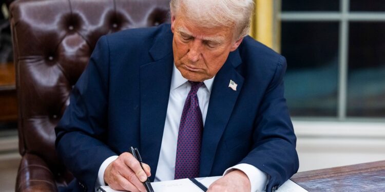 Απειλεί με αύξηση των δασμών στα αυτοκίνητα που εισάγονται από τον Καναδά