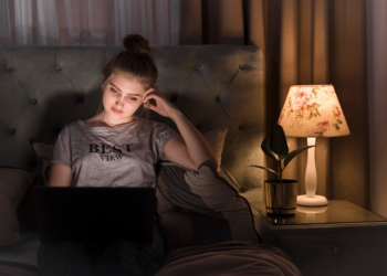 Οι 8 βραδινές συνήθειες των ανθρώπων που έχουν σιωπηλά παραιτηθεί από τη ζωή