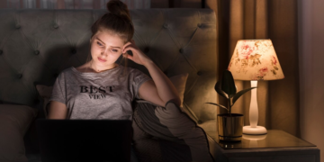 Οι 8 βραδινές συνήθειες των ανθρώπων που έχουν σιωπηλά παραιτηθεί από τη ζωή