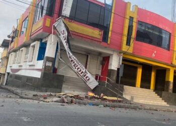 Ζημιές σε κτίρια και πετρελαϊκές εγκαταστάσεις