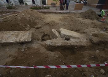 Ανακαλύφθηκαν τυχαία τεφροδόχοι και ανθρώπινα οστά σε αρχαία ελληνική πόλη κατά τη διάρκεια οδικών έργων
