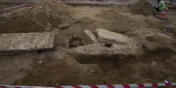 Ανακαλύφθηκαν τυχαία τεφροδόχοι και ανθρώπινα οστά σε αρχαία ελληνική πόλη κατά τη διάρκεια οδικών έργων